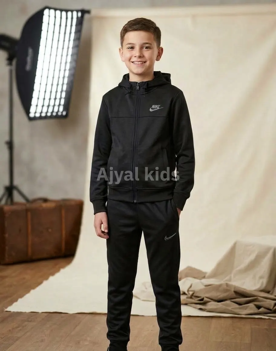 ترينغ فوتر مبطن سحاب Nike محير من 8 ل 18